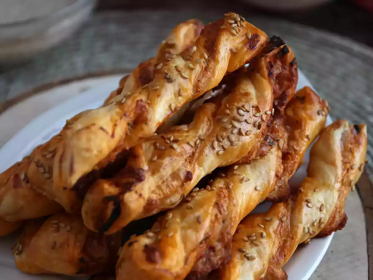 Twist z ciasta francuskiego z pesto rosso i mozzarellą - zdjęcie 3