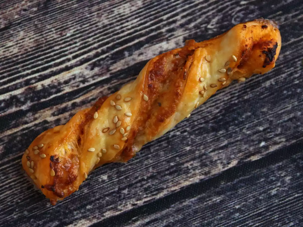Twist z ciasta francuskiego z pesto rosso i mozzarellą - zdjęcie 4