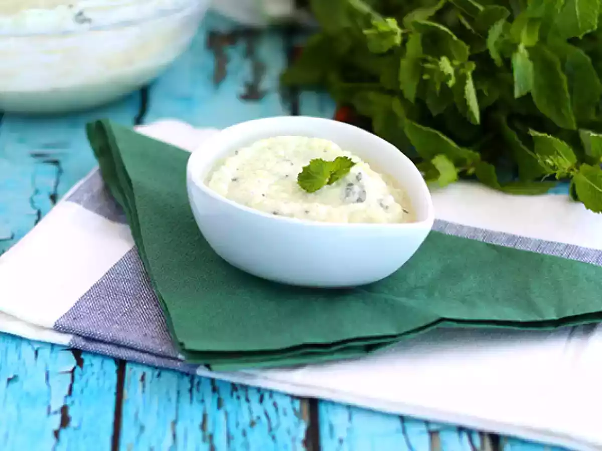 Tzatziki, grecki sos z ogórków i jogurtu