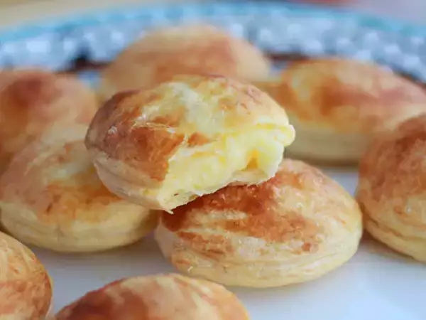 Przepis Waniliowe pączki z ciasta francuskiego