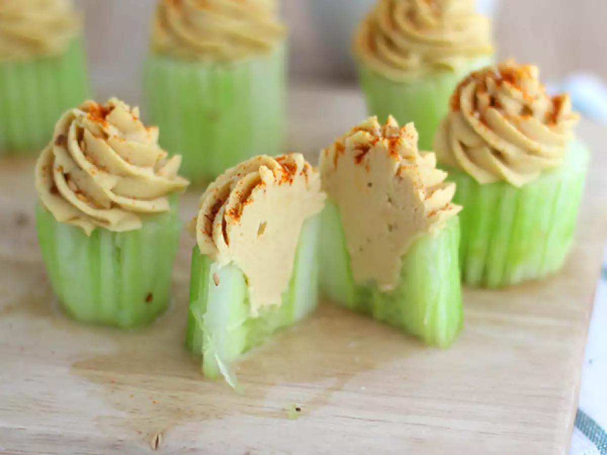 Wegańskie babeczki z ogórka z hummusem - zdjęcie 3