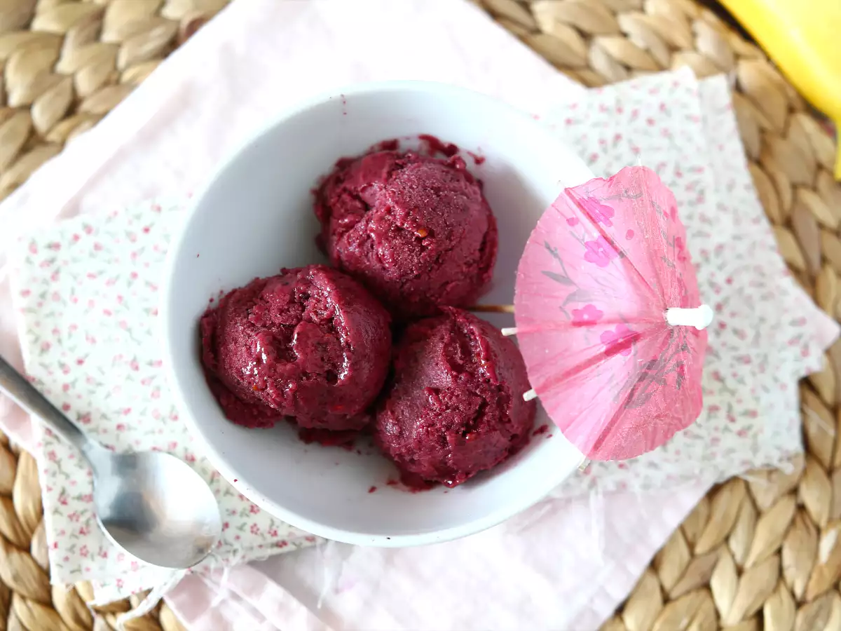 Wegańskie lody bananowe z owocami leśnymi – łatwy przepis na nice cream! - zdjęcie 2