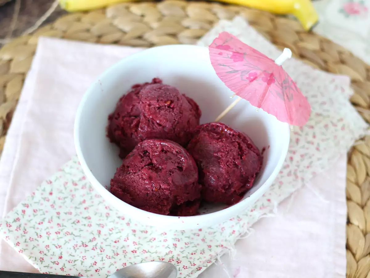 Wegańskie lody bananowe z owocami leśnymi – łatwy przepis na nice cream! - zdjęcie 4