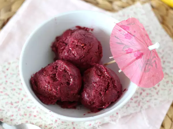 Przepis Wegańskie lody bananowe z owocami leśnymi – łatwy przepis na nice cream!