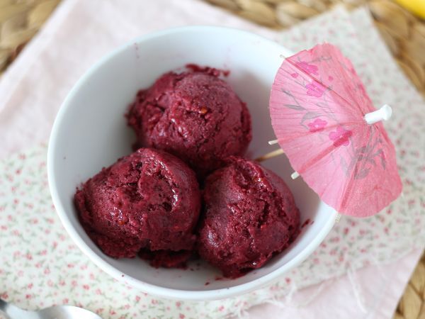 Przepis Wegańskie lody z czerwonych owoców: pyszny krem bananowy, bardzo łatwe do zrobienia!