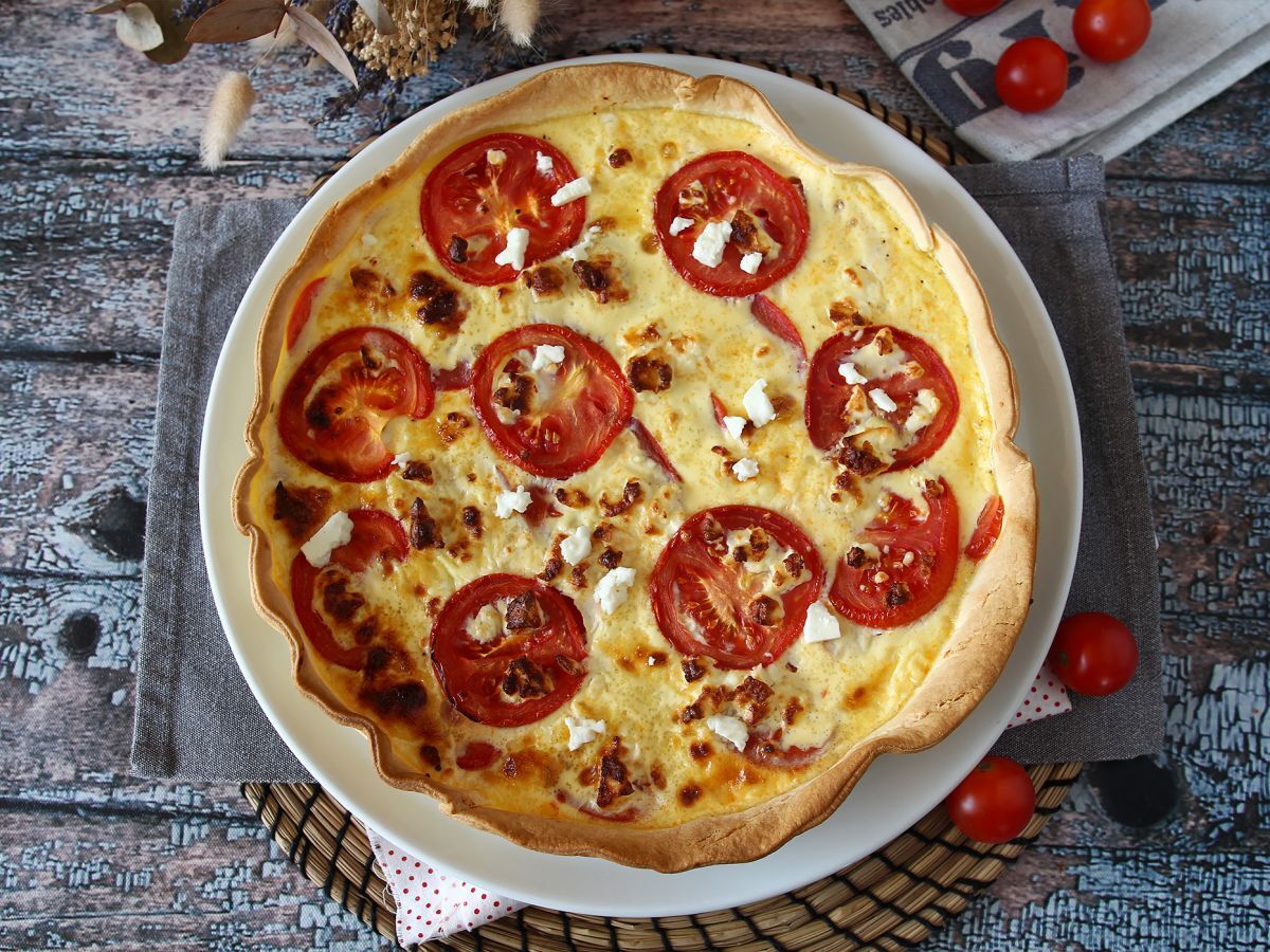 Wegetariańska quiche z pomidorami i fetą, idealna na piknik!