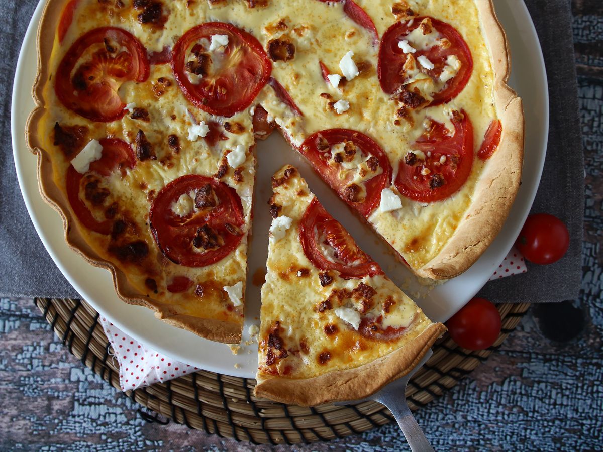 Wegetariańska quiche z pomidorami i fetą, idealna na piknik! - zdjęcie 2