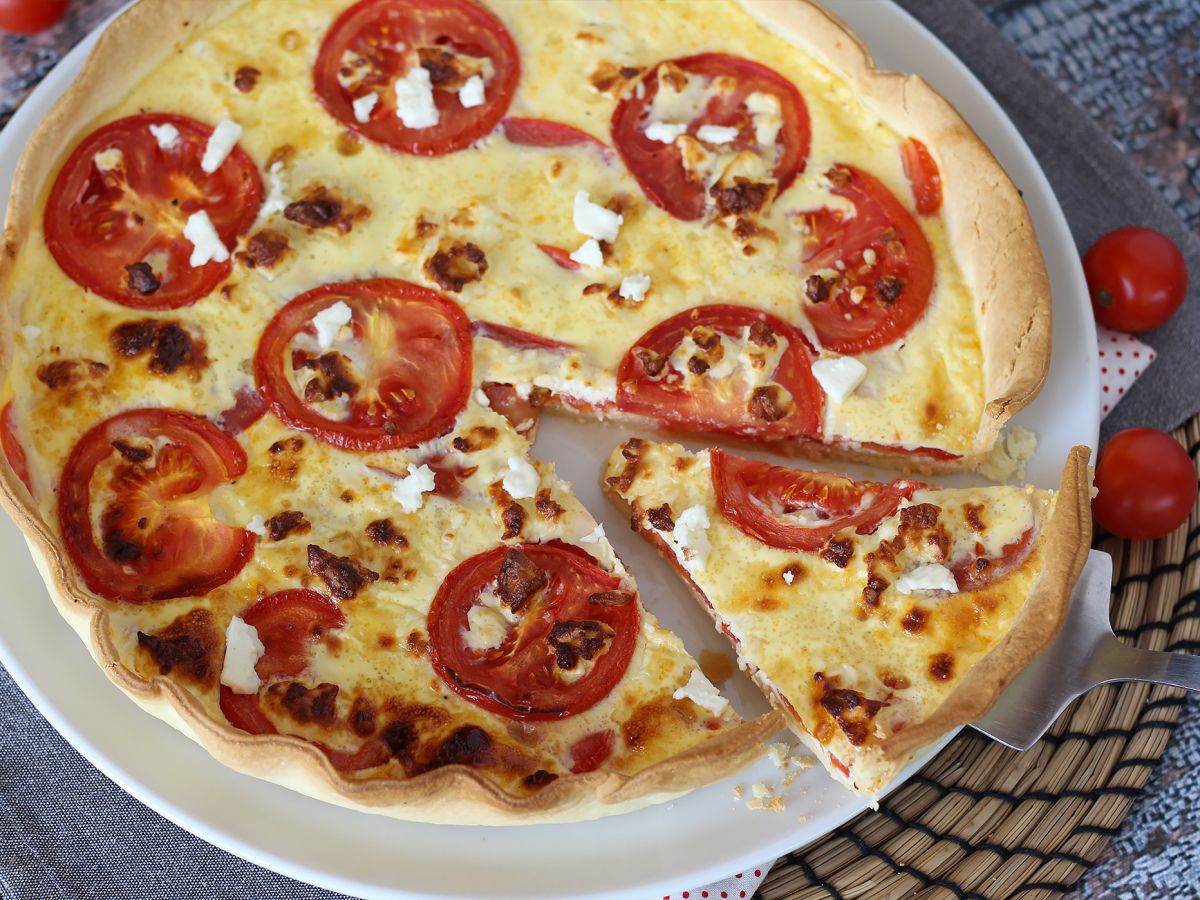 Wegetariańska quiche z pomidorami i fetą, idealna na piknik! - zdjęcie 4