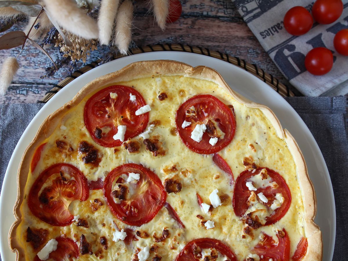 Wegetariańska quiche z pomidorami i fetą, idealna na piknik! - zdjęcie 5