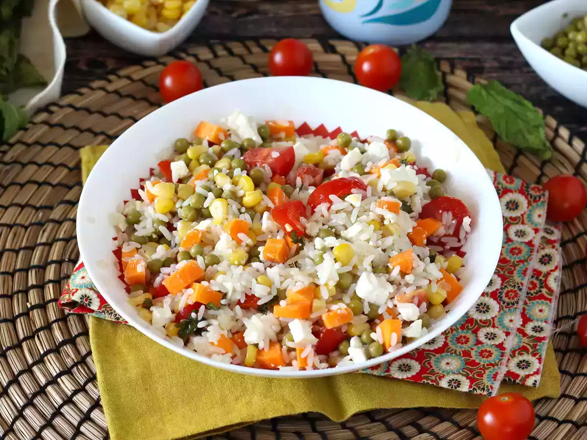 Wegetariańska sałatka ryżowa: feta, kukurydza, marchew, groszek, pomidorki koktajlowe i mięta - zdjęcie 3