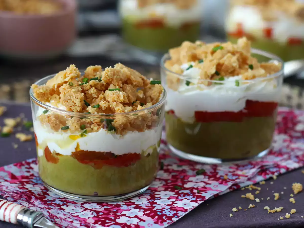 Wegetariańskie przystawki w szklaneczkach: krem z groszku, kruszonka z parmezanu i krem mascarpone