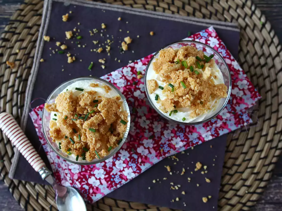 Wegetariańskie przystawki w szklaneczkach: krem z groszku, kruszonka z parmezanu i krem mascarpone - zdjęcie 2