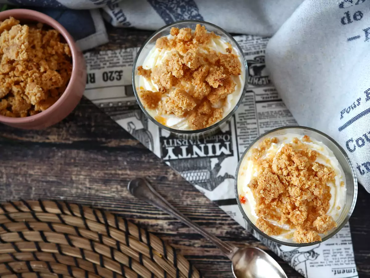 Wegetariańskie przystawki w szklaneczkach: krem z groszku, kruszonka z parmezanu i krem mascarpone - zdjęcie 3
