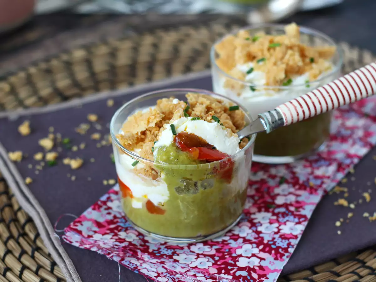 Wegetariańskie przystawki w szklaneczkach: krem z groszku, kruszonka z parmezanu i krem mascarpone - zdjęcie 8