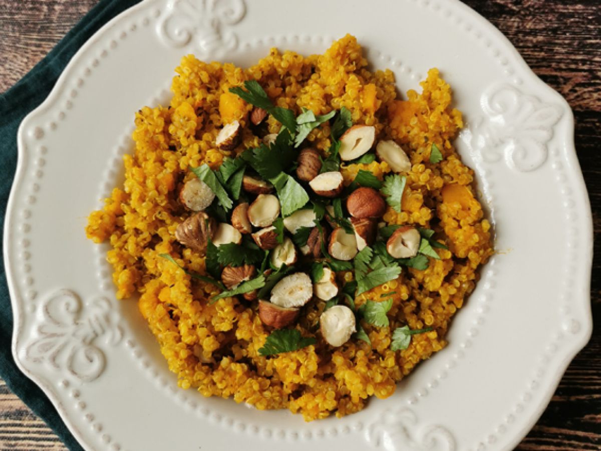 Wegetariańskie risotto z komosą ryżową, dynią piżmową, orzechami laskowymi i kolendrą - Quinotto