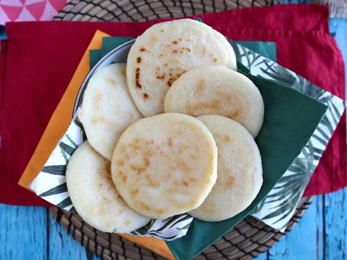 Wenezuelskie arepas – bezglutenowe bułeczki z 3 składników - zdjęcie 3