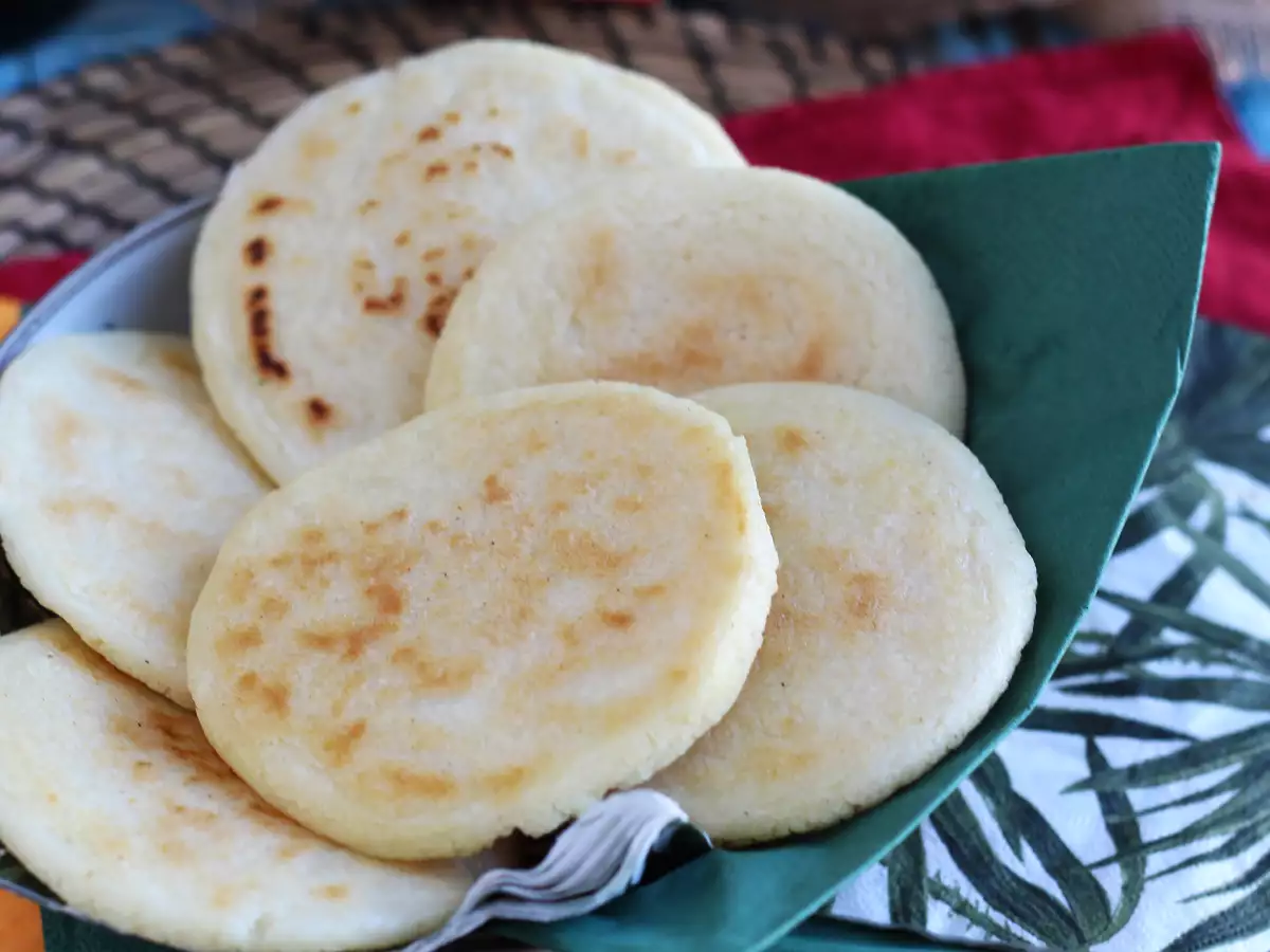 Wenezuelskie arepas – bezglutenowe bułeczki z 3 składników - zdjęcie 4