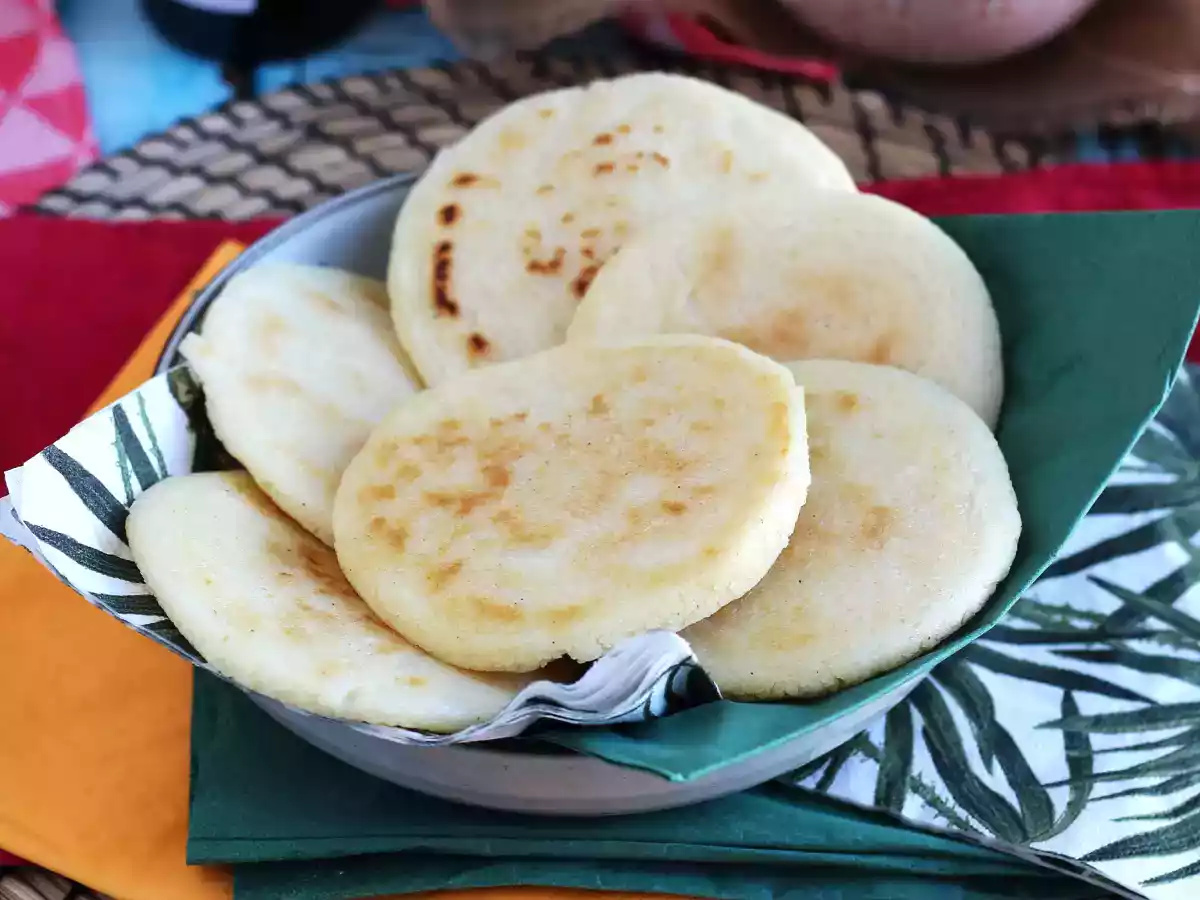 Wenezuelskie arepas, bezglutenowe bułki z zaledwie 3 składników