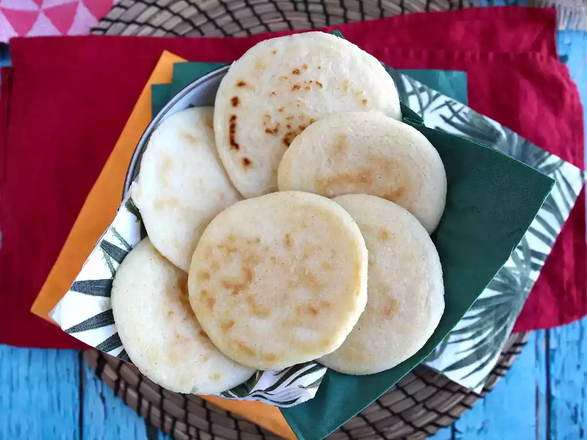 Wenezuelskie arepas, bezglutenowe bułki z zaledwie 3 składników - zdjęcie 3
