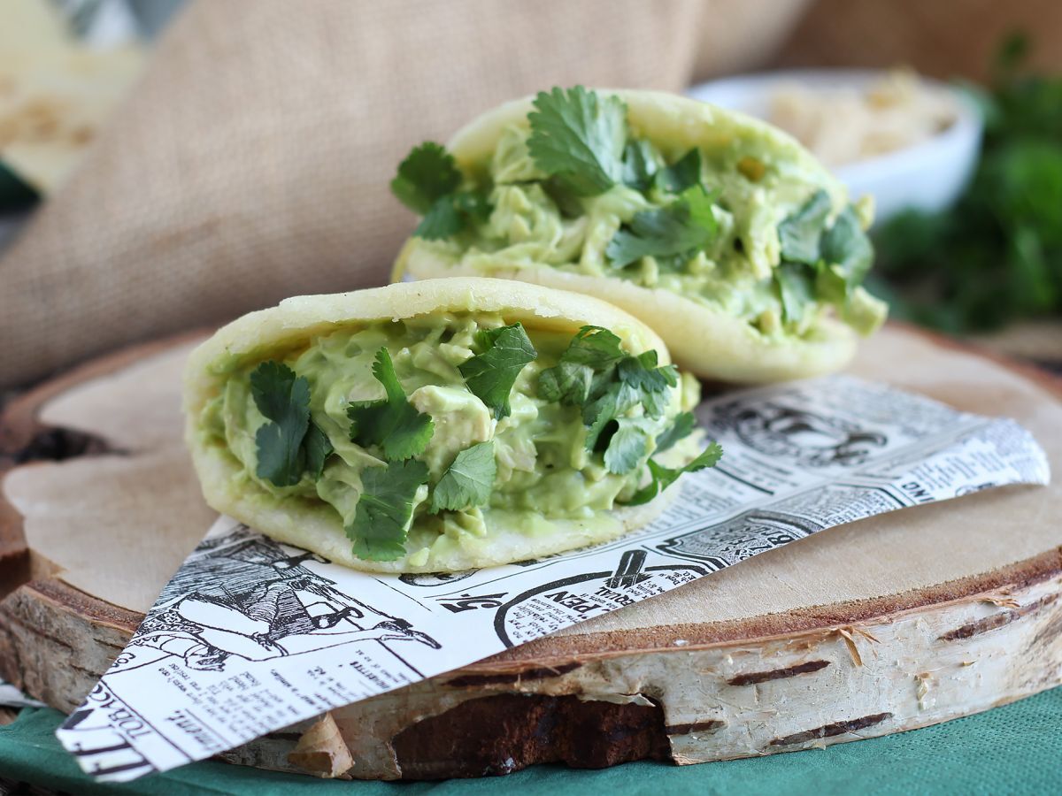 Wenezuelskie arepas z kurczakiem i awokado - Reina Pepiada