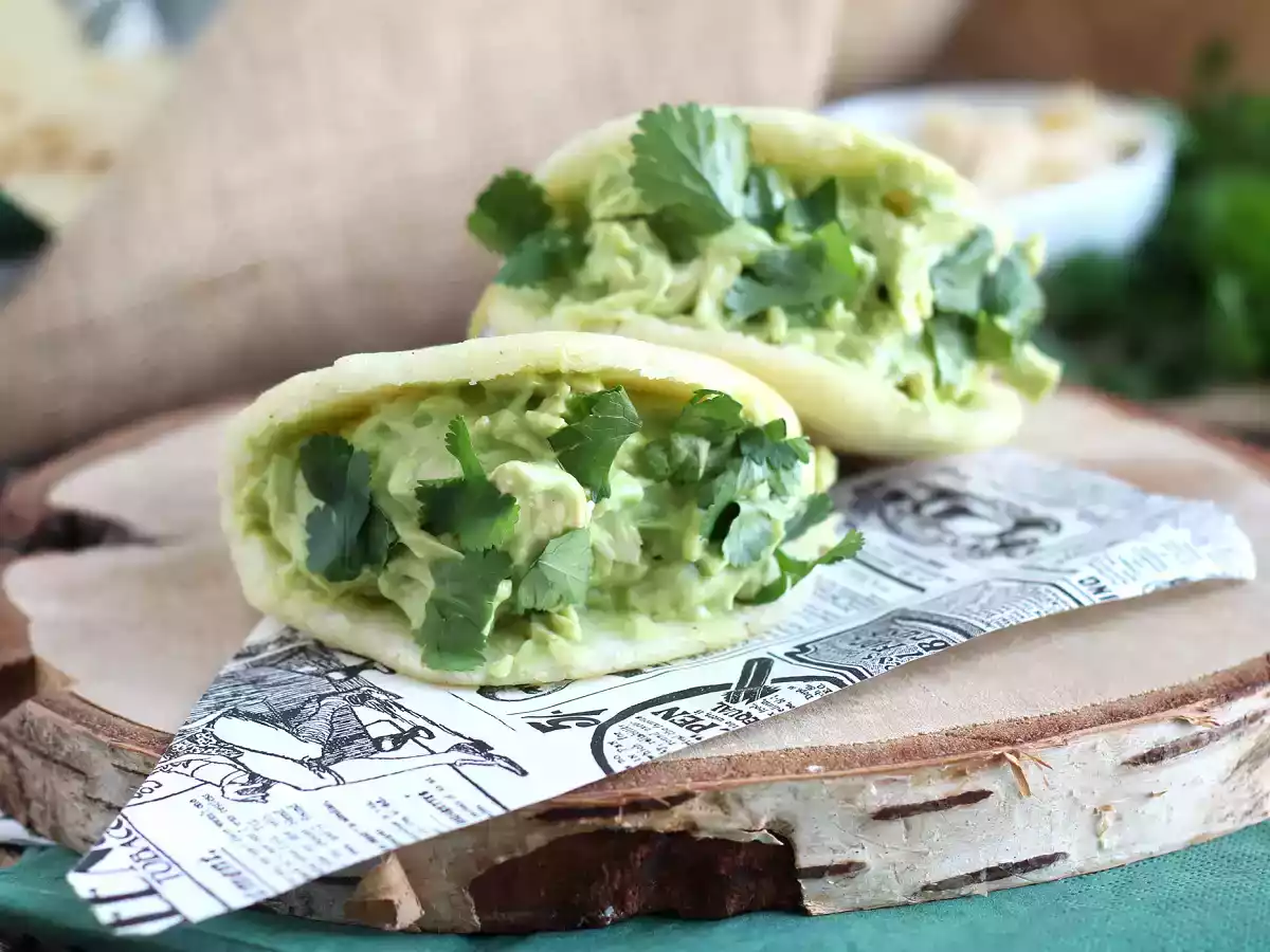 Wenezuelskie arepas z kurczakiem i awokado - Reina Pepiada
