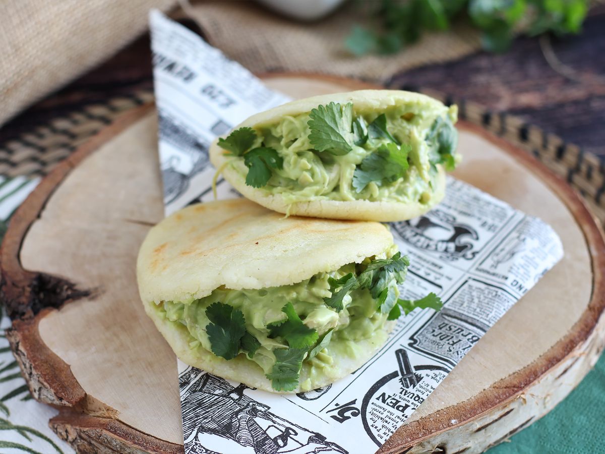 Wenezuelskie arepas z kurczakiem i awokado - Reina Pepiada - zdjęcie 2