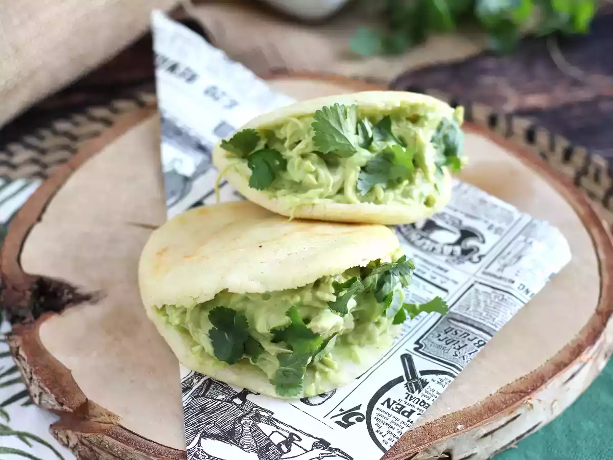 Wenezuelskie arepas z kurczakiem i awokado - Reina Pepiada - zdjęcie 2