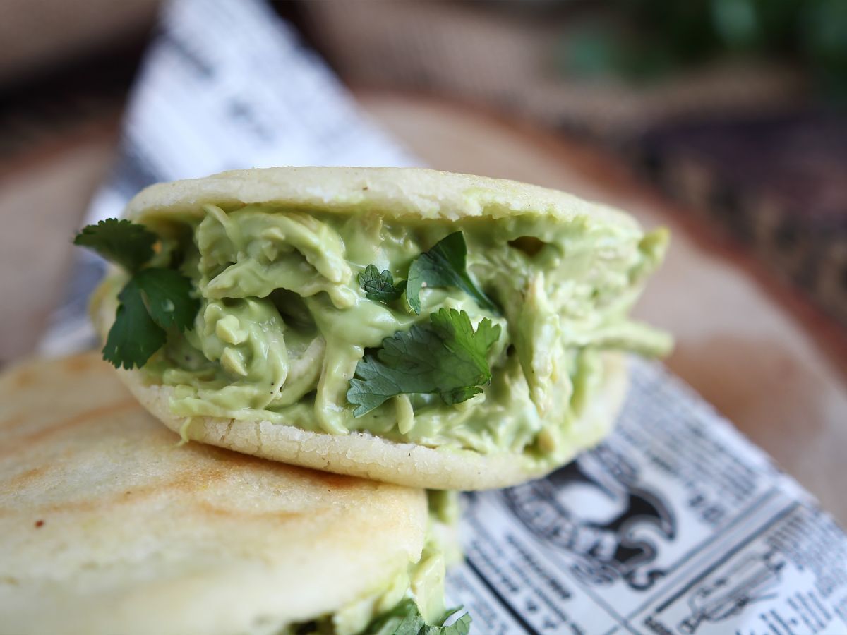 Wenezuelskie arepas z kurczakiem i awokado - Reina Pepiada - zdjęcie 3