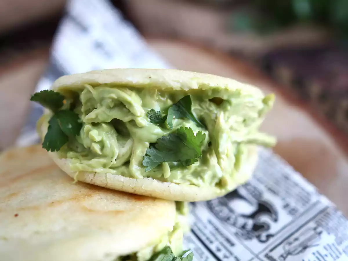 Wenezuelskie arepas z kurczakiem i awokado - Reina Pepiada - zdjęcie 3