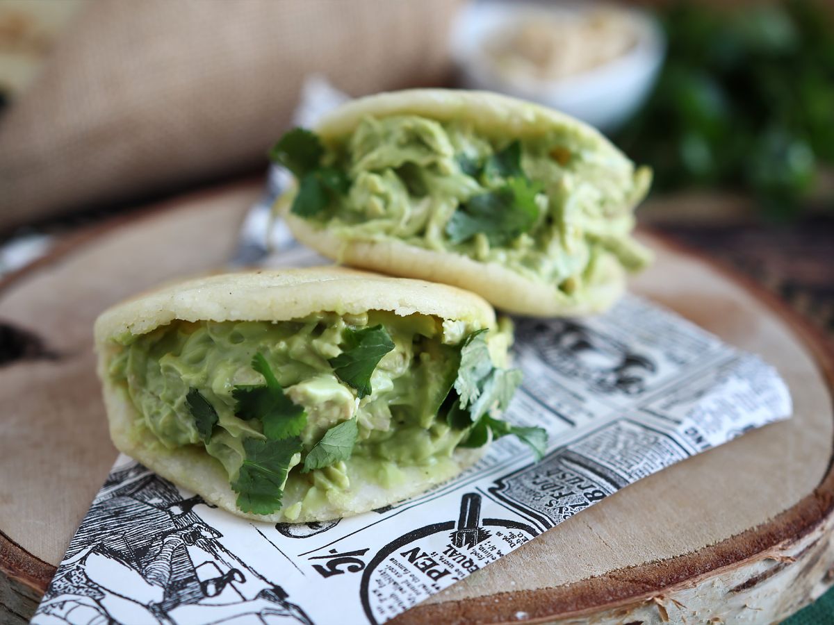 Wenezuelskie arepas z kurczakiem i awokado - Reina Pepiada - zdjęcie 4