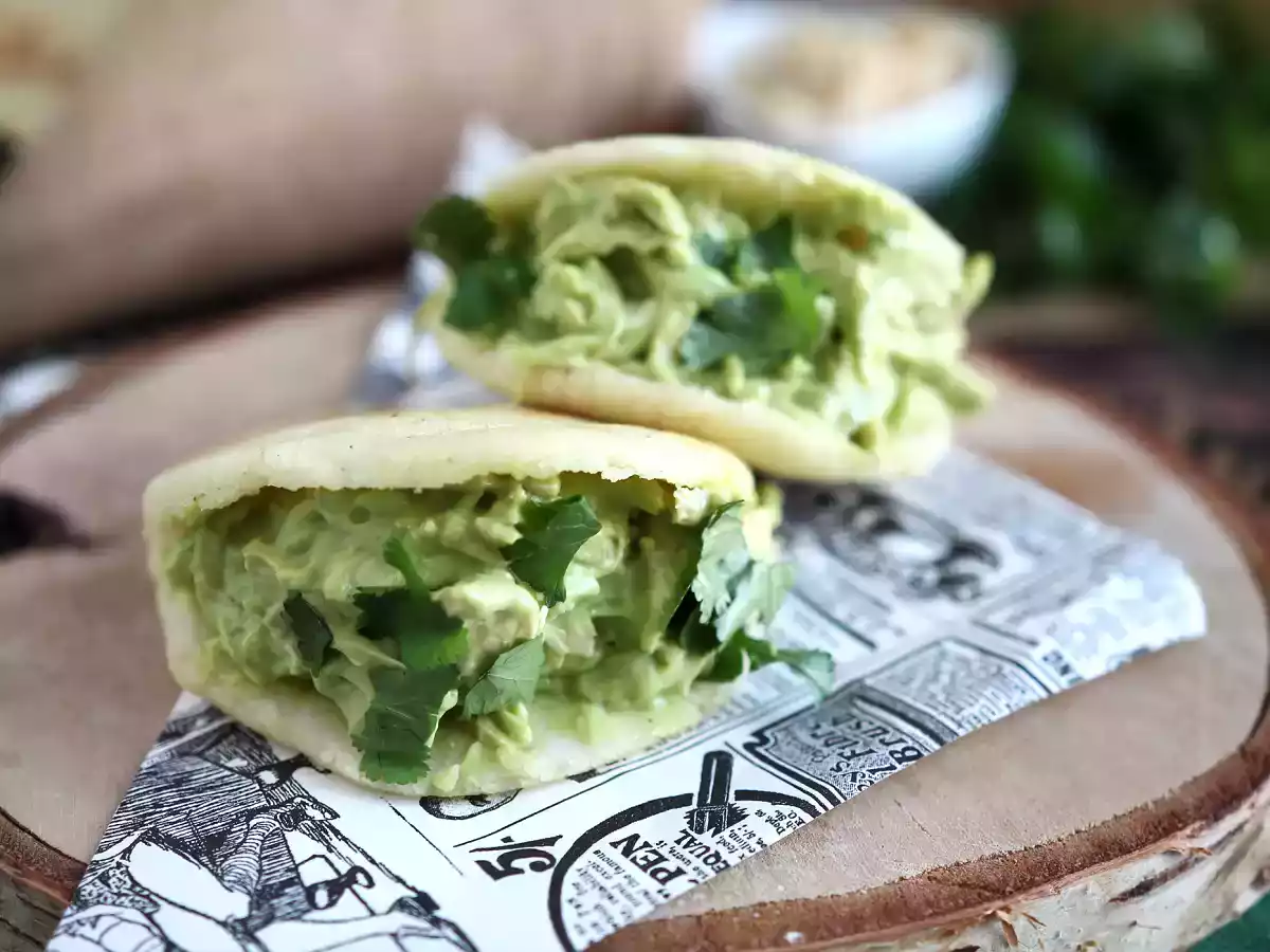 Wenezuelskie arepas z kurczakiem i awokado - Reina Pepiada - zdjęcie 4