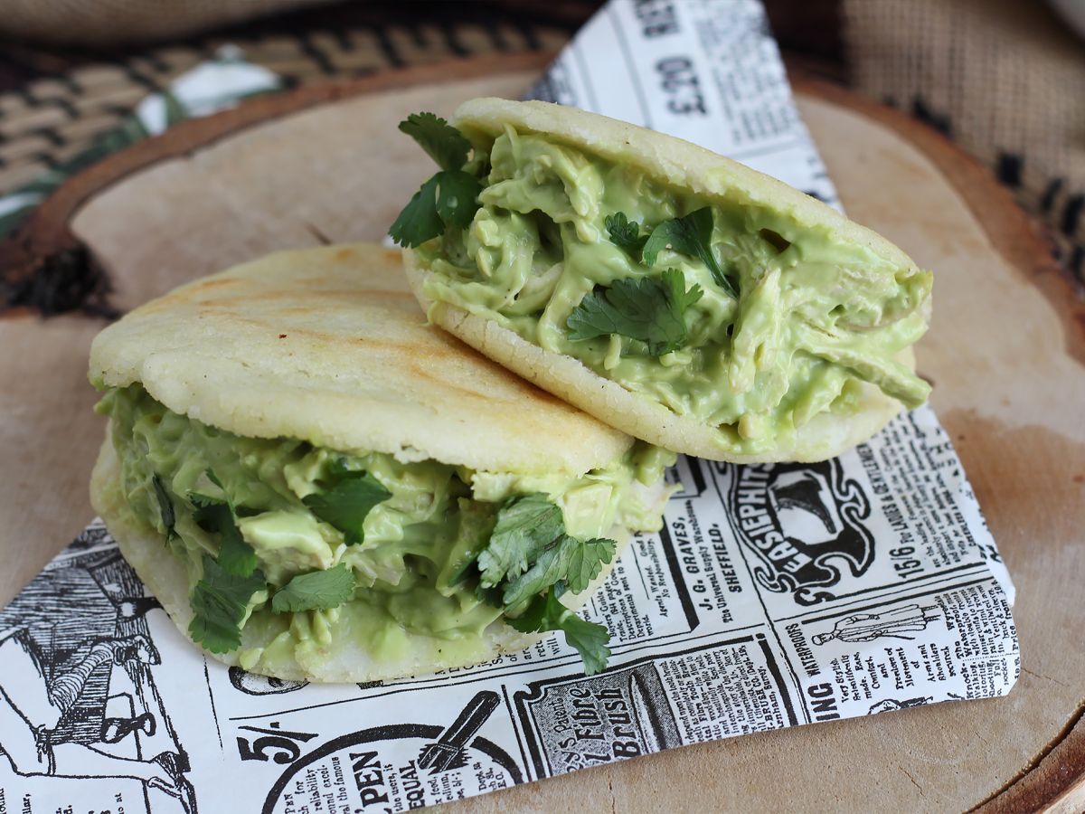 Wenezuelskie arepas z kurczakiem i awokado - Reina Pepiada - zdjęcie 5