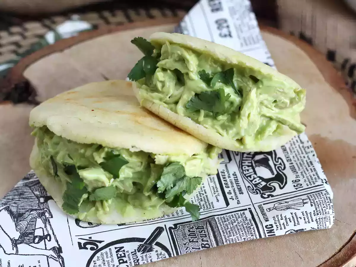 Wenezuelskie arepas z kurczakiem i awokado - Reina Pepiada - zdjęcie 5