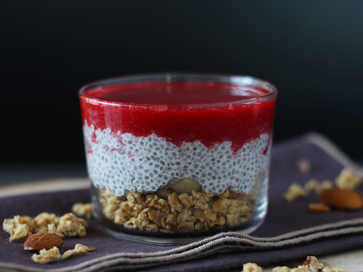 Werriny z puddingu chia z mlekiem kokosowym, malinami i granolą - zdjęcie 2