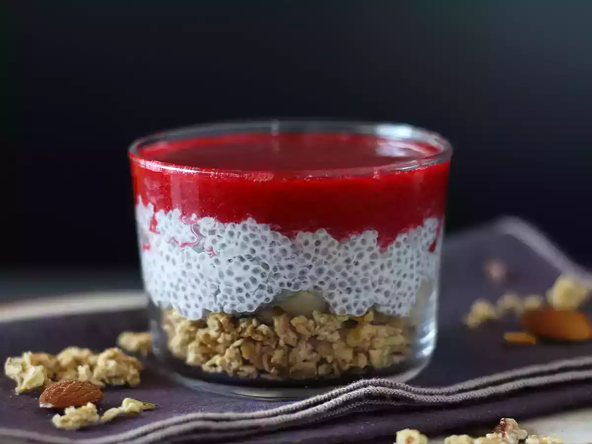 Werriny z puddingu chia z mlekiem kokosowym, malinami i granolą - zdjęcie 2