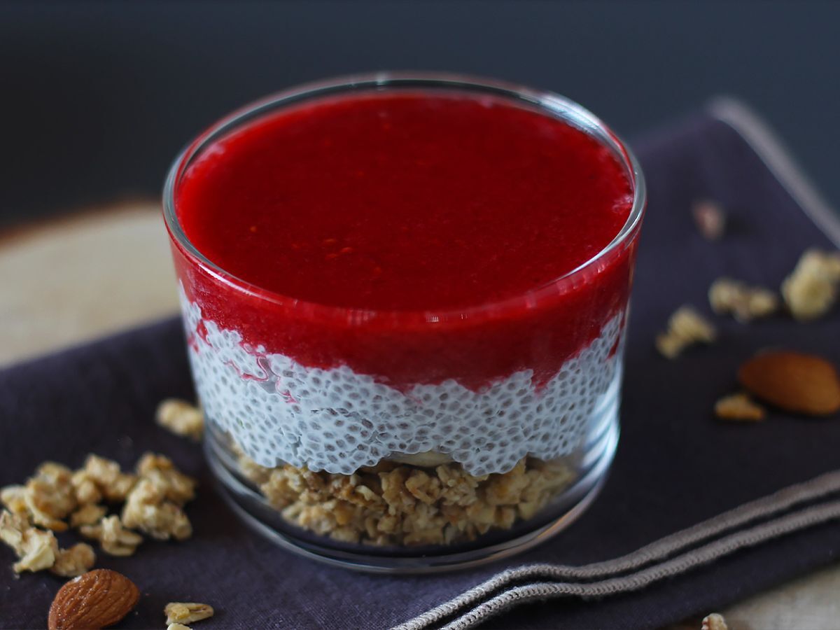 Werriny z puddingu chia z mlekiem kokosowym, malinami i granolą - zdjęcie 3