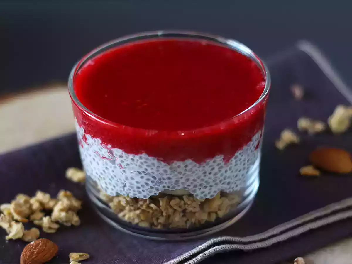 Werriny z puddingu chia z mlekiem kokosowym, malinami i granolą - zdjęcie 3