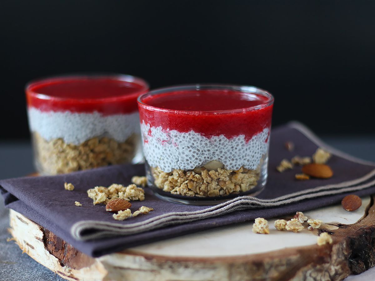 Werriny z puddingu chia z mlekiem kokosowym, malinami i granolą - zdjęcie 4