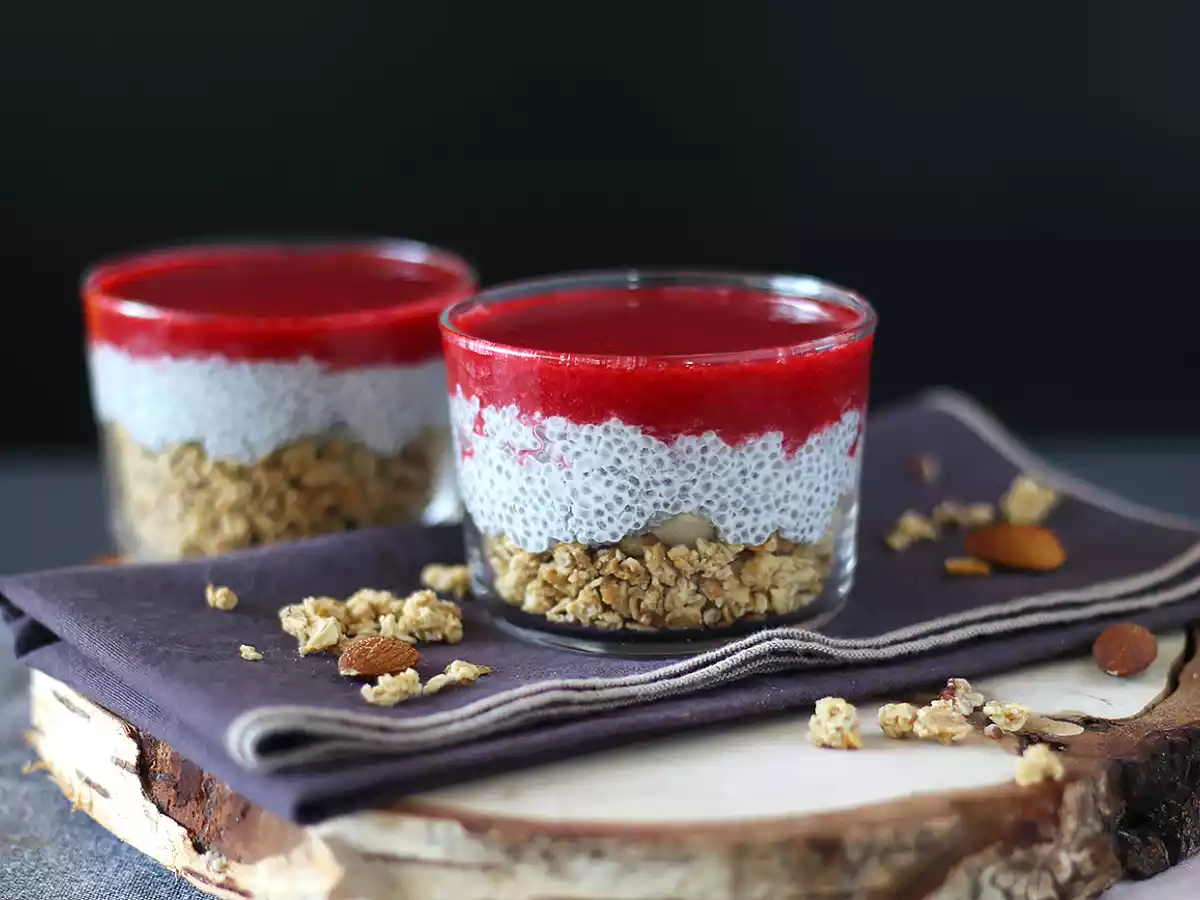 Werriny z puddingu chia z mlekiem kokosowym, malinami i granolą - zdjęcie 4