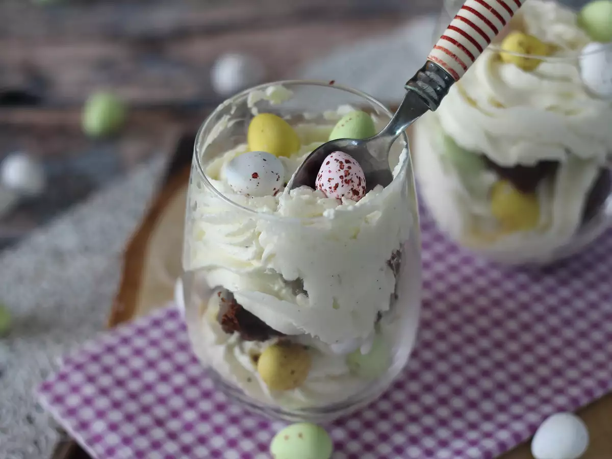 Wielkanocne desery w pucharkach z brownie i bitą śmietaną - zdjęcie 4