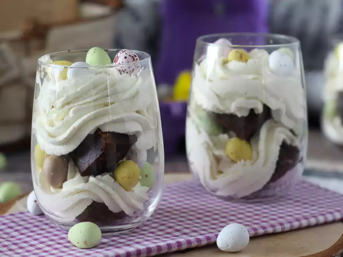 Wielkanocne desery w pucharkach z brownie i bitą śmietaną - zdjęcie 6