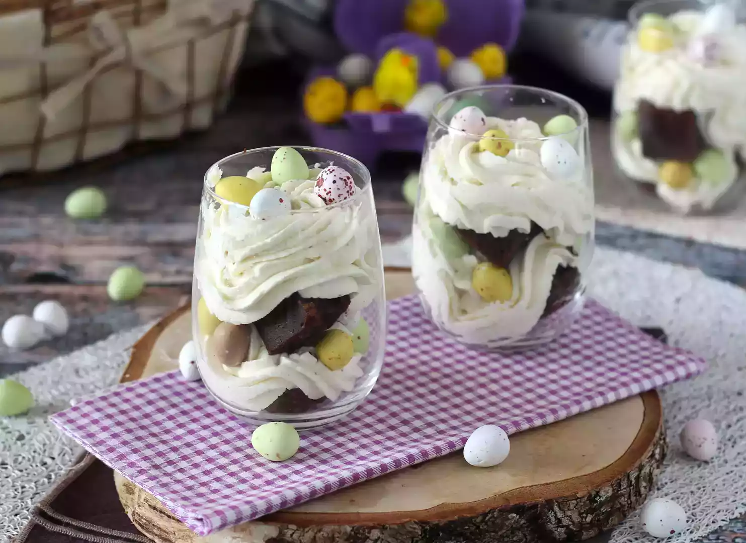Wielkanocne verrines z brownie i bitą śmietaną