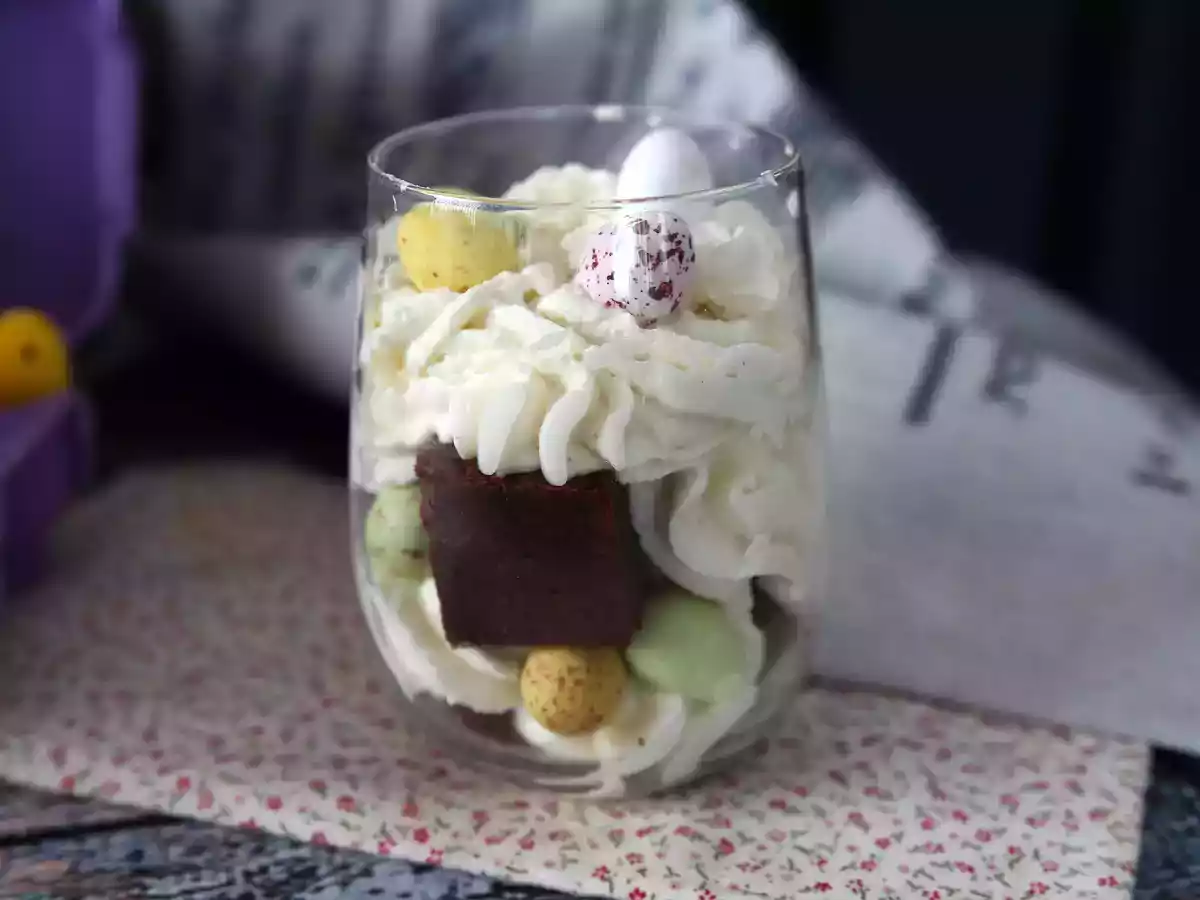 Wielkanocne verrines z brownie i bitą śmietaną - zdjęcie 2