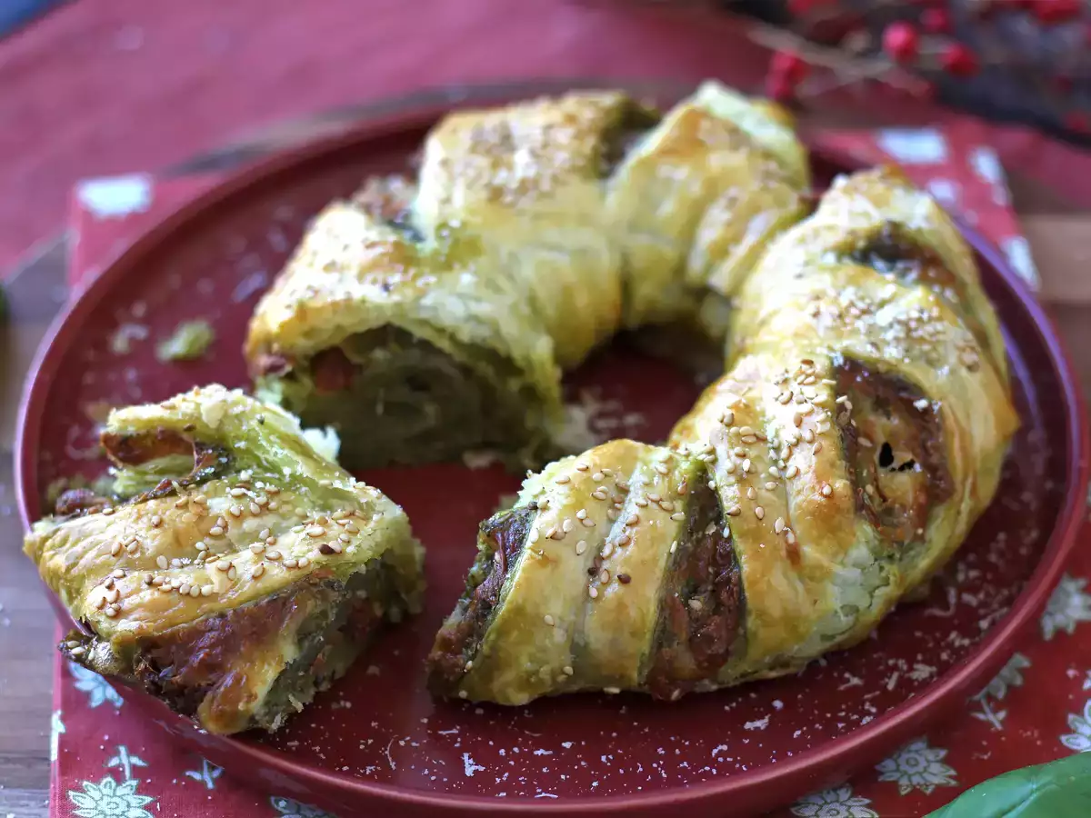 Wieniec z ciasta francuskiego z pesto, mozzarellą i suszonymi pomidorami - zdjęcie 4