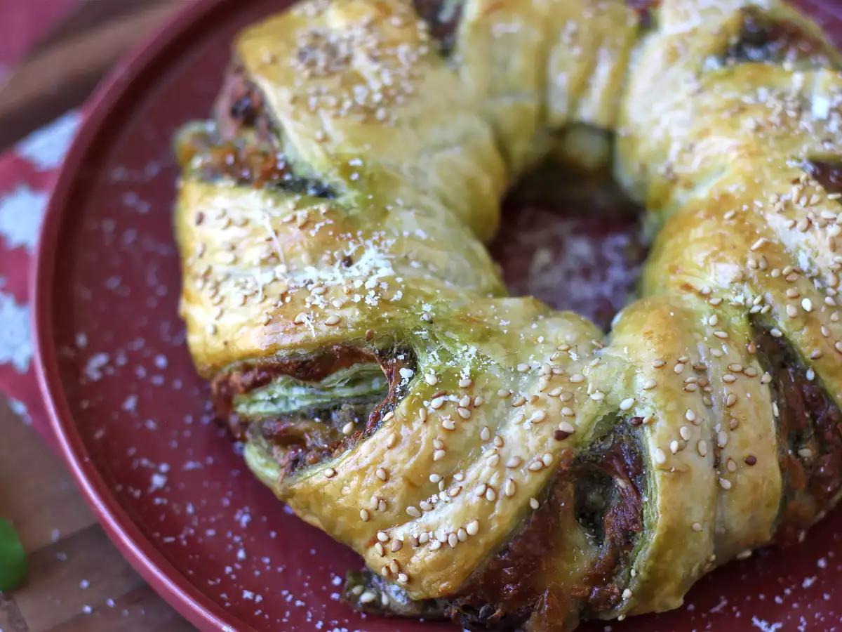 Wieniec z ciasta francuskiego z pesto, mozzarellą i suszonymi pomidorami - zdjęcie 5