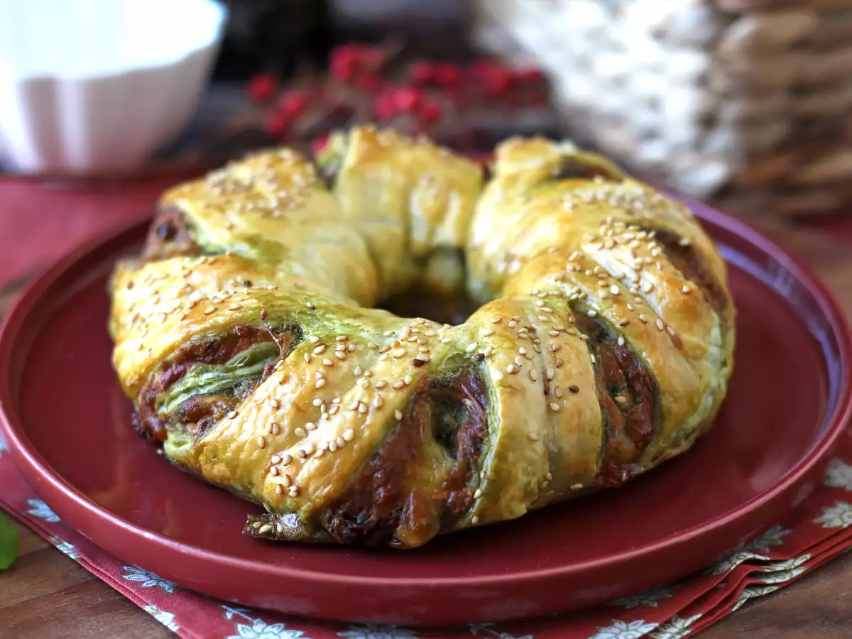 Wieniec z ciasta francuskiego z pesto, mozzarellą i suszonymi pomidorami - zdjęcie 7