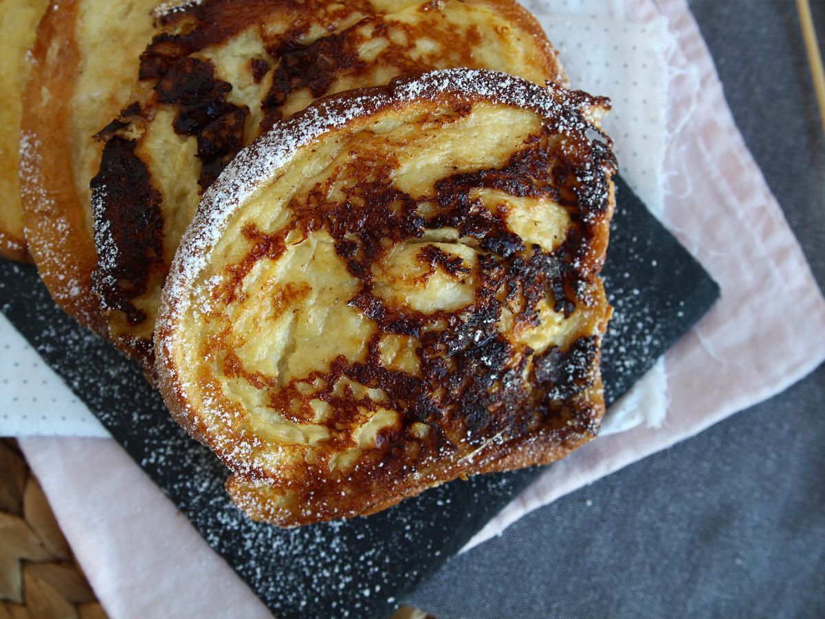 Wilgotna i chrupiąca brioche perdu