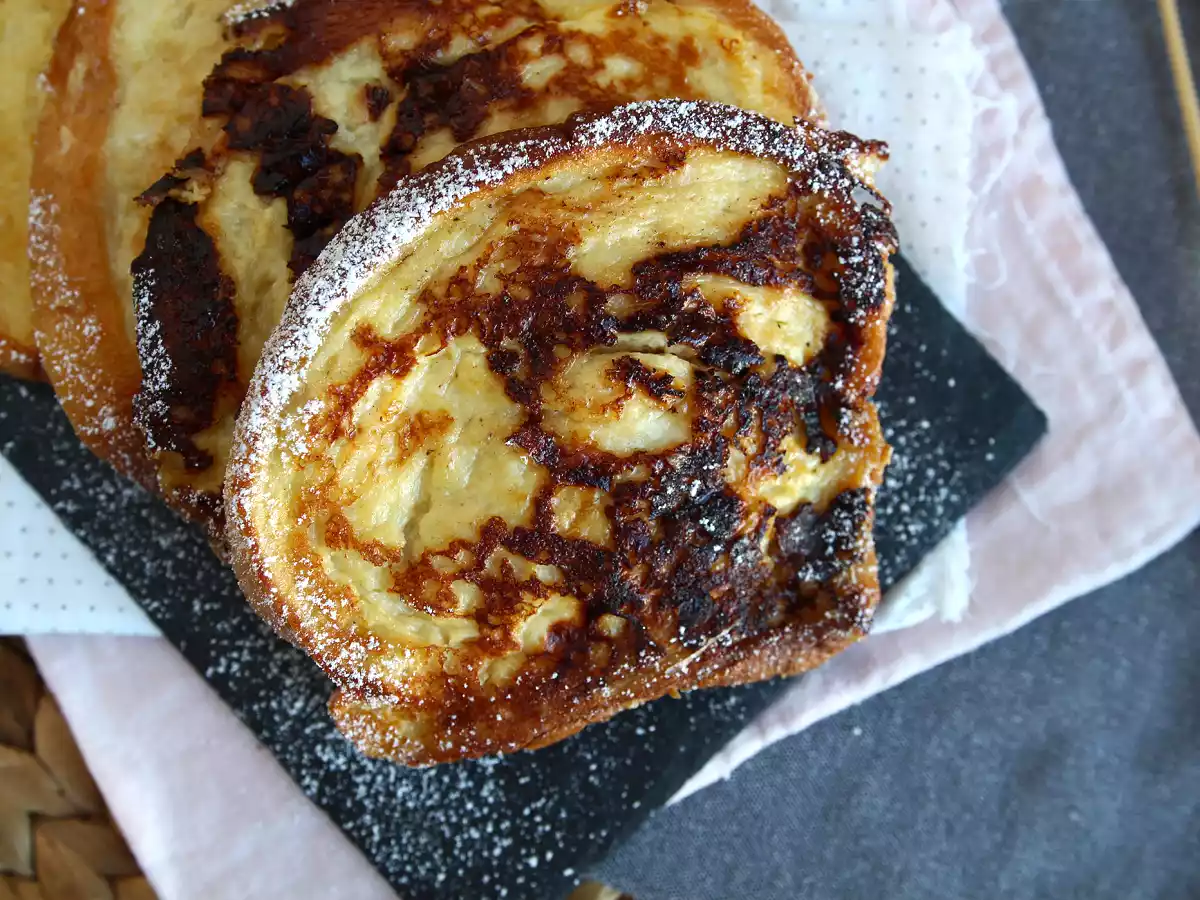 Wilgotna i chrupiąca brioche perdu