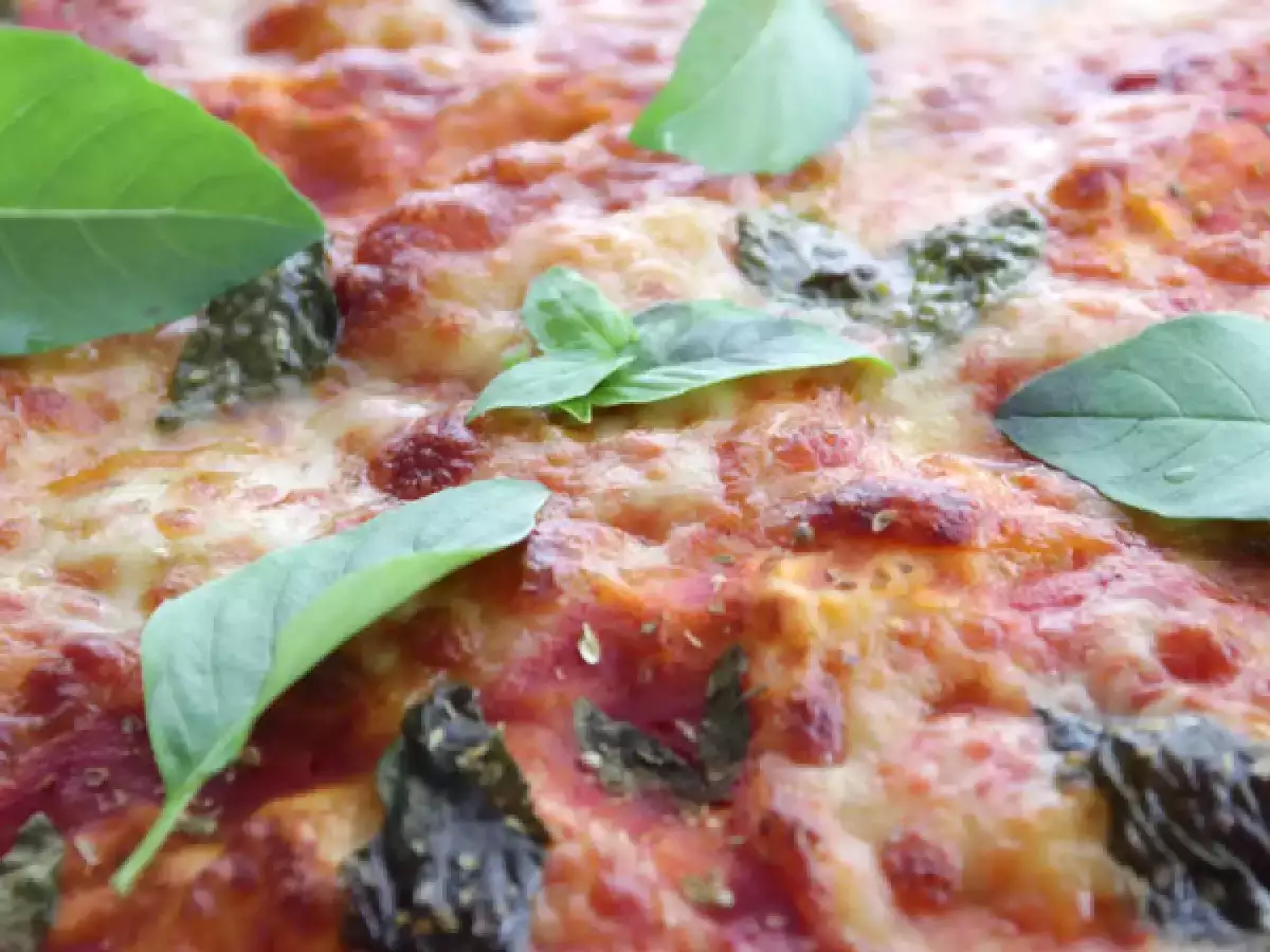 Wilgotna pizza Margherita - zdjęcie 3