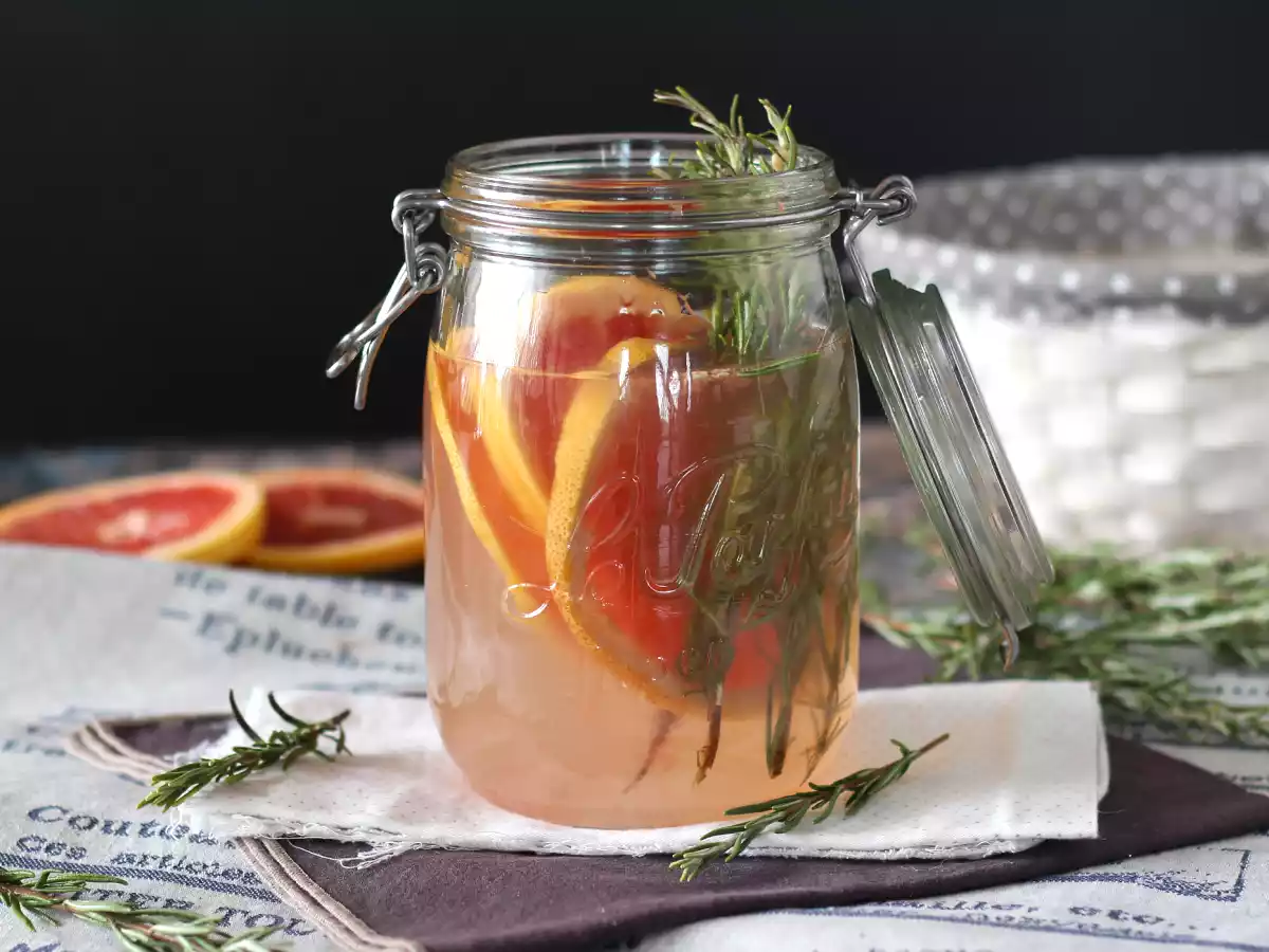 Woda aromatyzowana grejpfrutem i rozmarynem: napój detoksykujący bez dodatku cukru